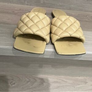 Bottega Veneta Padded Flat Sandals 39 1/2 cane sugar  w/ original shoe bag